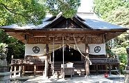 佇む阿伎留神社の社殿。'11.09.29.
