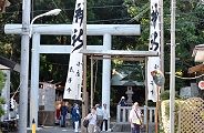 歴史誇る神社に祭礼木戸門建つ。'11.09.29.