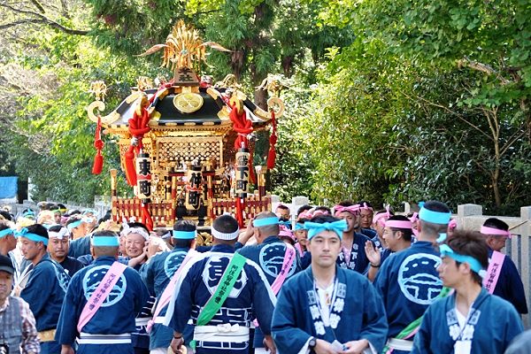 休憩で気合入れ直し阿伎留神社鳥居前から渡御再開。'11.09.29.
