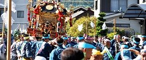 大神輿が傾くと容易には立て直せない。'11.09.29.