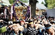 狭い参道を担がれていく。'11.10.10.
