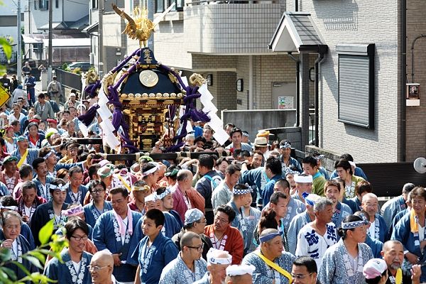 風格も貫録の宮神輿そっくりの祭友会の神輿。'11.10.10.