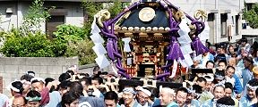 多くの担ぎ手が祭友会神輿を囲む。'11.10.10.