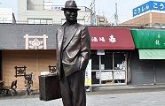 柴又駅前の寅さん銅像。'11.10.10.