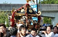 休息所前で苦しい神輿揉みと掛け声。'11.09.29.