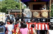 子白狐に釘付けの子供達。'11.09.29.