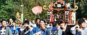 六角神輿の後を子供神輿が付く。'11.09.29.