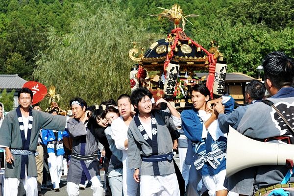 休息所の舘谷ショッピングセンターから六角神輿の担ぎ出し。'11.09.29.