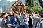 担ぎ手を鼓舞する囃し山車。'11.09.29.