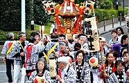 氏子婦人部も警護に活躍。'11.10.09.