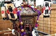 境内に展示の明治末期建造の宮神輿。'11.10.09.