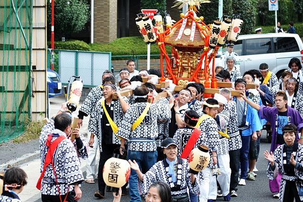 子供の賑やかな曳き太鼓に先導される宮神輿。'11.10.09.