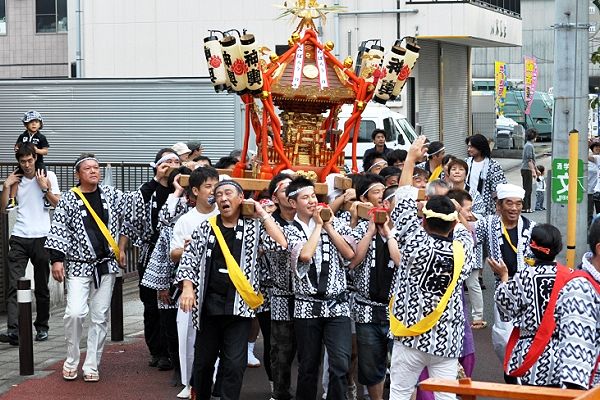氏子衆だけで和やかな神輿担ぎの横根稲荷神社。'11.10.9.