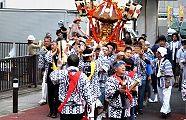 拍子木に鼓舞される担ぎ手達。'11.10.09.