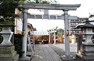 狭い境内に二本の鳥居。'11.10.09.
