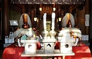 社殿に飾られた白髪の異名あばれ獅子。'11.10.09.