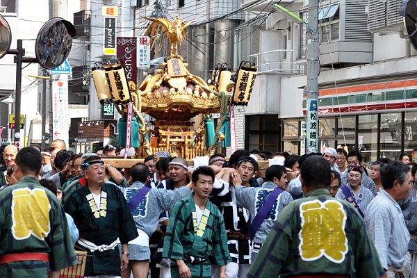 担ぎ手見せ場の用賀北口商店街を渡御。'11.10.09.
