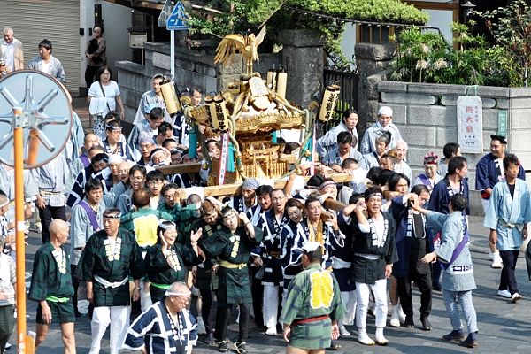 手拍子に鼓舞されてやってくる宮神輿。'11.10.09.