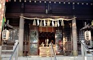 こぼれ日射す昭和48年建造の社殿。'11.10.09.