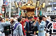 ここが見せ場だと気合の担ぎ手達。'11.10.09.