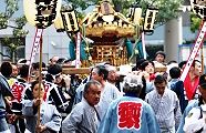 高張り提灯に先導されてくる。'11.10.09.