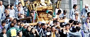 賑やか和やかに担がれてくる神輿。'11.10.09.
