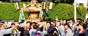 緩やかな坂道を登って本村を目指す。'11.10.09.