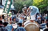 山門からは御太鼓が先導。'11.10.16.