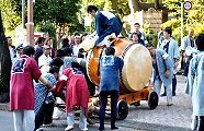 坂道では悪戦苦闘の御太鼓。'11.10.16.
