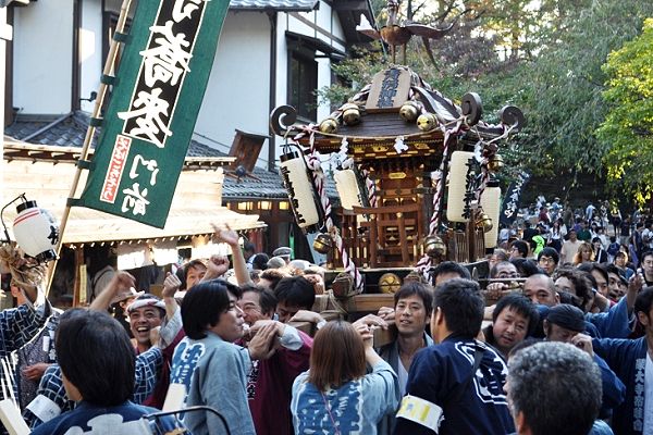 日陰になった表参道を賑やかに担ぐ。'11.10.16.