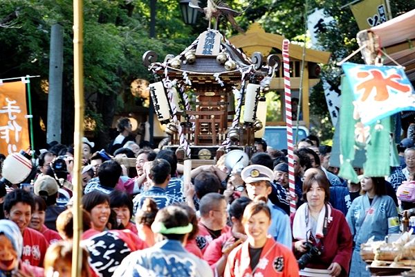 茶屋並ぶ西参道をお囃子に囃し立てられ渡御する。'11.10.16.