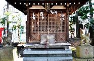 白狐社前の寛永元年建造の狐。'12.04.08.