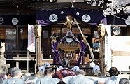 神主と羽織袴の氏子総代の発御式。'12.04.08.