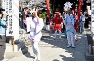 狐面を被った男女2人の手踊り。'12.04.08.