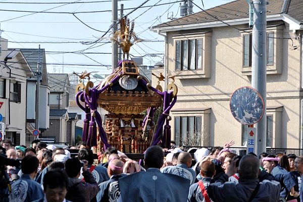 淡い日差しの中の住宅街を渡御。'12.04.08.