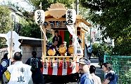 渡御路に合わせたお囃子山車。'11.10.16.