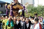 狭い渡御路でも威勢よく担ぐ。'11.10.16.