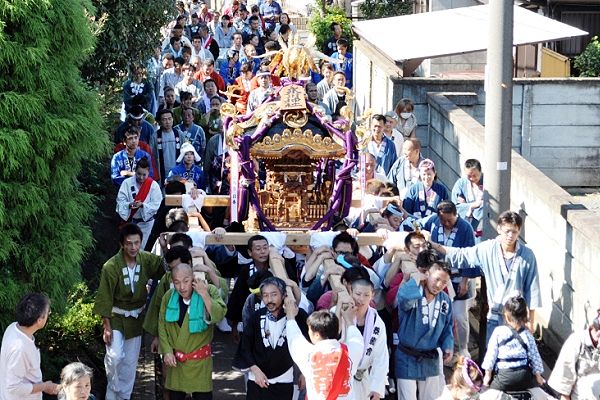 狭い路地中を渡御。'11.10.16.