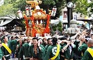 神事終えて本殿前で神輿揉み。'11.10.23.