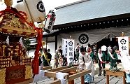 神事中でも本殿参拝制限なし。'11.10.23.