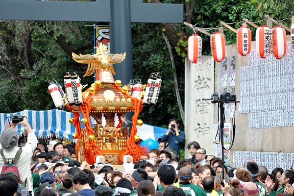 やっと広い鳥居下に出て威勢よく渡御です。'11.10.23.