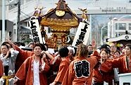 賑やかな上長淵神輿。'12.04.15.