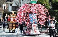 祭り囃子と万灯笠が先導の下長淵。'12.04.15.