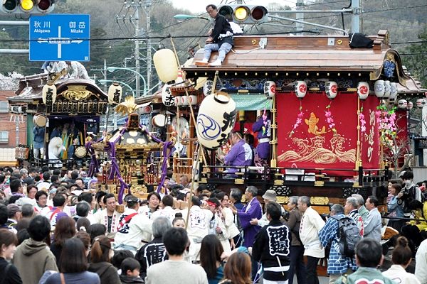 河辺山車の前で乱舞する河辺神輿。'12.04.15.