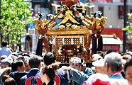 粋な担ぎ手が担ぐ女神輿。'12.05.05.