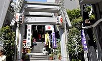烏森神社のコンクリート二階建て社殿。'12.05.05.