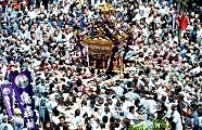 千貫神輿の担ぎ手は大興奮。'12.05.05.
