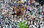 大群衆に押され大きく左右にぶれる。'12.05.05.