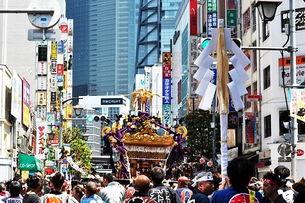 背後に新橋駅と汐留高層ビル群。'12.05.05.
