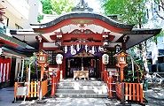 宮入待つ三崎稲荷の社殿。'12.05.05.
